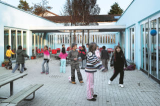 Spielhof zwischen Schülerclub und Kindergarten (© Hannes Henz, Zürich)